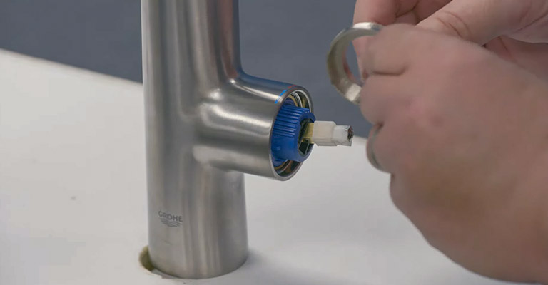 How to Remove Handles From Grohe Sink Faucets